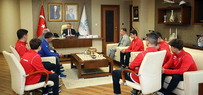 Başkan Büyükakın, ”Gençlerimizi desteklemeye devam edeceğiz”