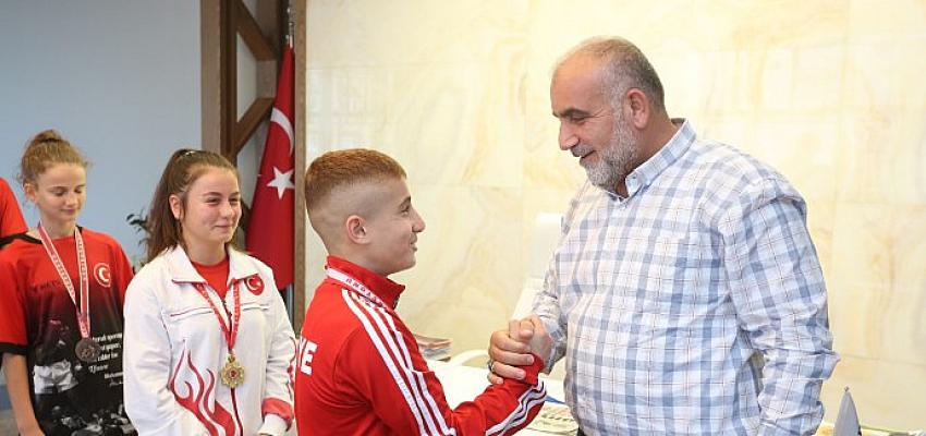 Başkan Sandıkçı Şampiyon Sporcuları Ağırladı