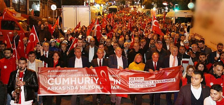 Cumhuriyet Coşkusuna Ortak Olmak İçin Binler, Küçükçekmece’de Buluştu