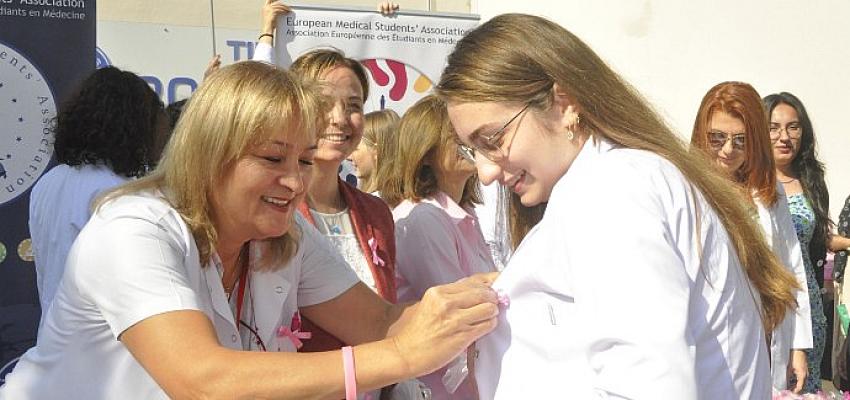 Ege Üniversitesi meme kanseri farkındalığı için “Bir Kurdeleden Ötesi” dedi