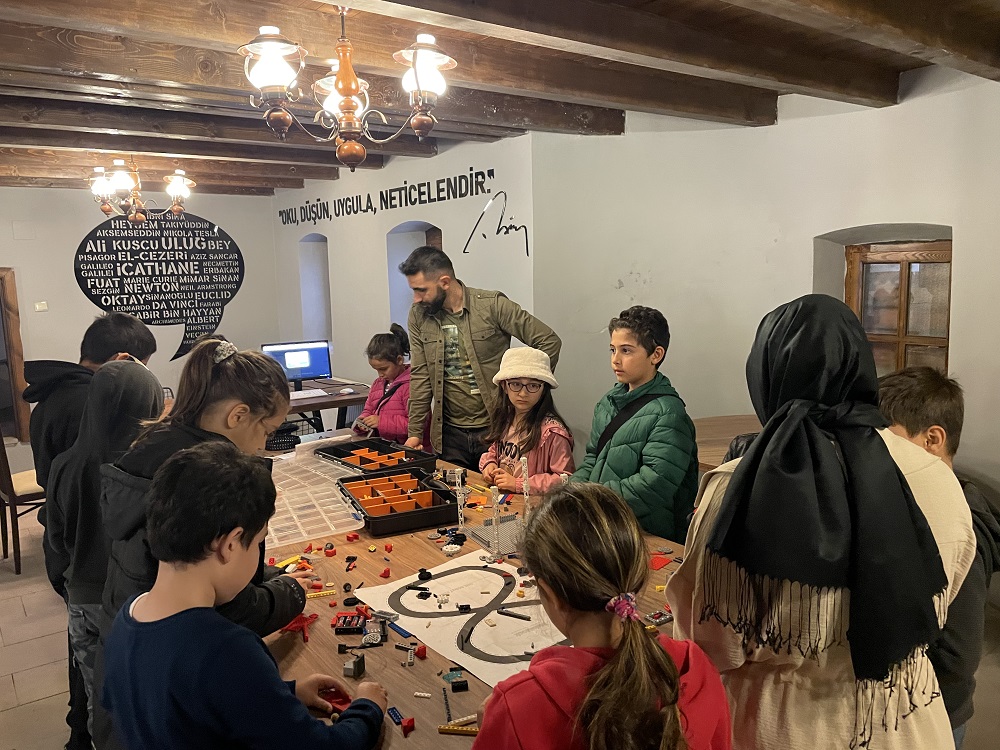 SEZAİ KARAKOÇ GENÇLİK MERKEZİ’NDE İCAT ÇIKARAN GENÇLER YETİŞİYOR