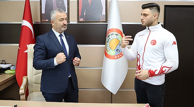 Bilek Güreşi Şampiyonu Başkan Topaloğlu’nu Ziyaret Etti.
