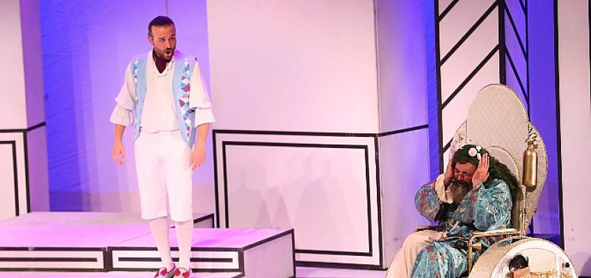 ‘Huysuz’ AŞT Doğu Garajı Sahnesi’nde ilk kez perde açtı