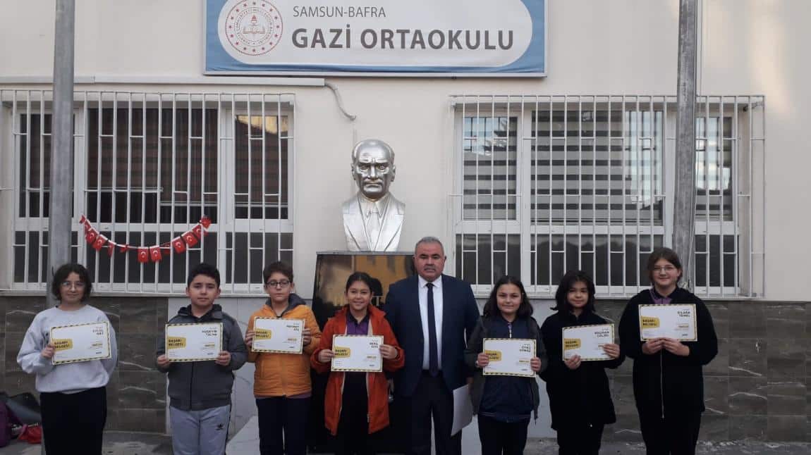 Gazi Ortaokulu öğrencilerine başarı belgesi