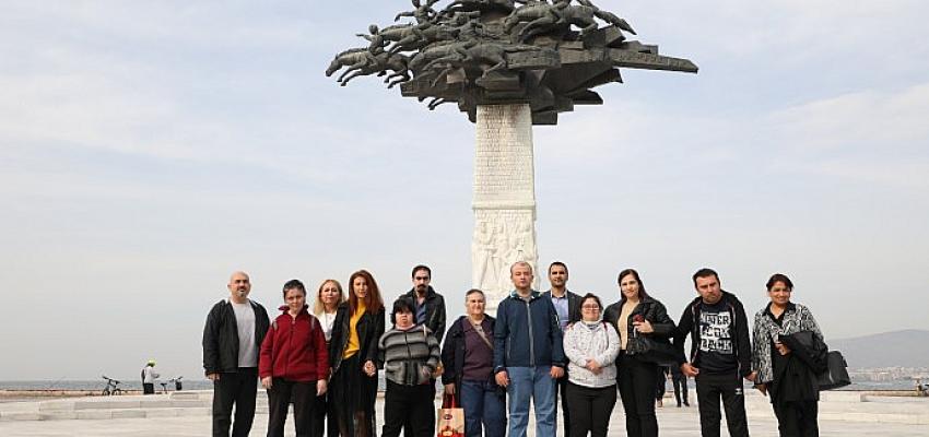 Menderes Belediyesi’nden kursiyerlere “engelsiz” gezi