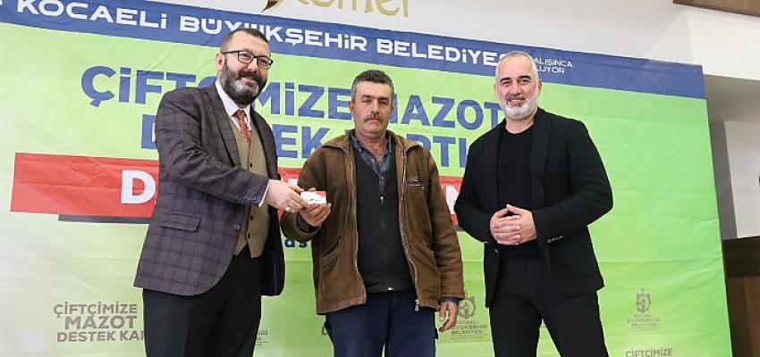 Traktörün deposunu dolduran çiftçi tarlanın yolunu tutuyor