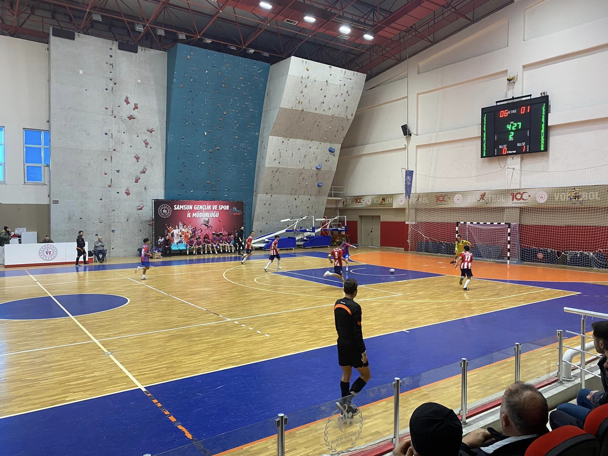BAFRA AÇI ANADOLU LİSESİ FUTSAL TAKIMI ÇEYREK FİNAL’DE
