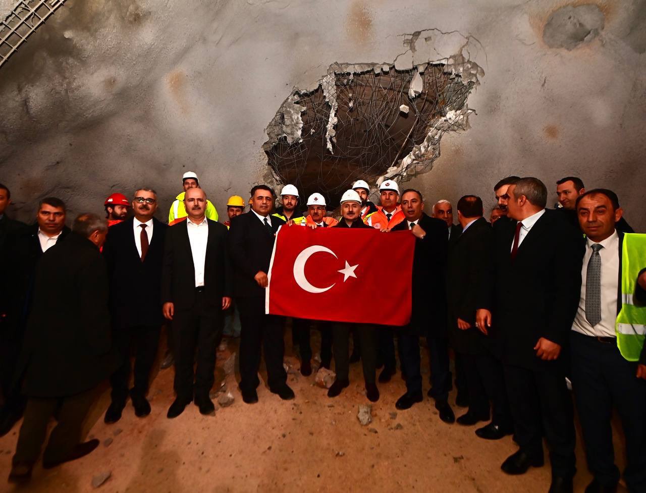 BAKAN KARAİSMAİLOĞLU:DEV ESERLER TÜRKİYE YÜZYILI’NIN İŞARET FİŞEĞİ OLACAK