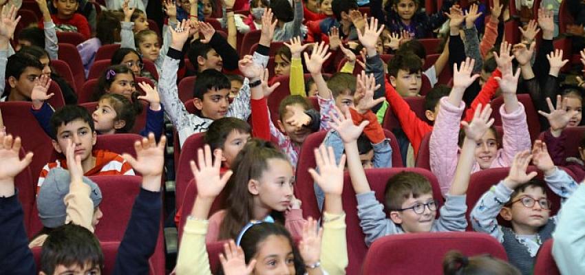 Bayraklılı çocuklar tiyatroyu sevdi