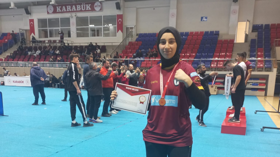 Asarcık’ta Bilek Güreşinde Gurur Verici Okul