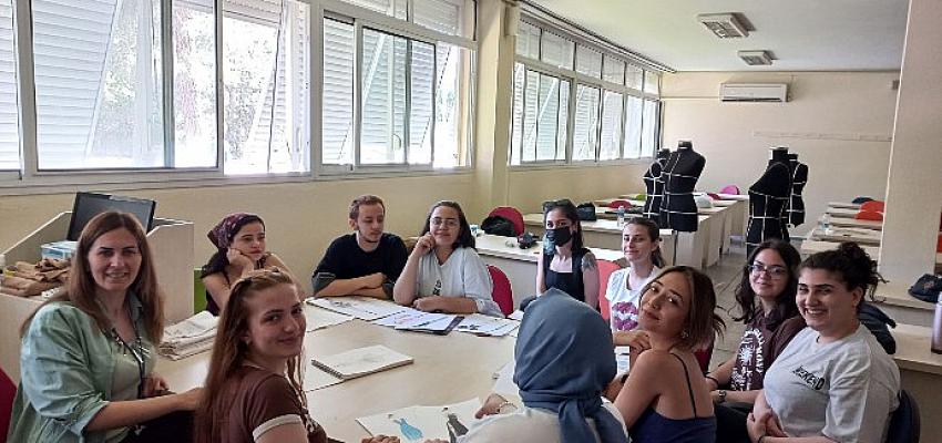 EÜ Moda ve Tasarım Yüksekokulundan “Denim Drapaj Sergisi”