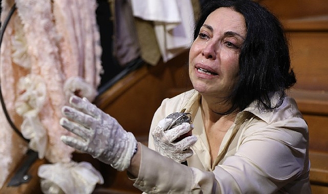 İBB Şehir Tiyatroları “Hayat Der Gülümserim” Oyunuyla İzmir’de