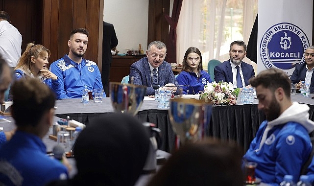 Kocaeli Büyükşehir Belediye Başkanı Tahir Büyükakın, Kağıtspor’un şampiyonları ile buluştu