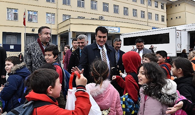 Öğrencilerden Dündar’a sevgi gösterisi