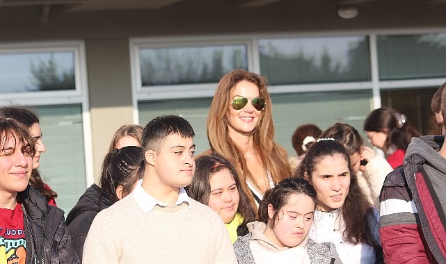 Tülin Şahin, İTÜ Geliştirme Vakfı Okulları (İTÜ GVO) öğrencilerinin hazırladığı Best Buddies Eşleştirme Töreni’nin onur konuğu oldu.