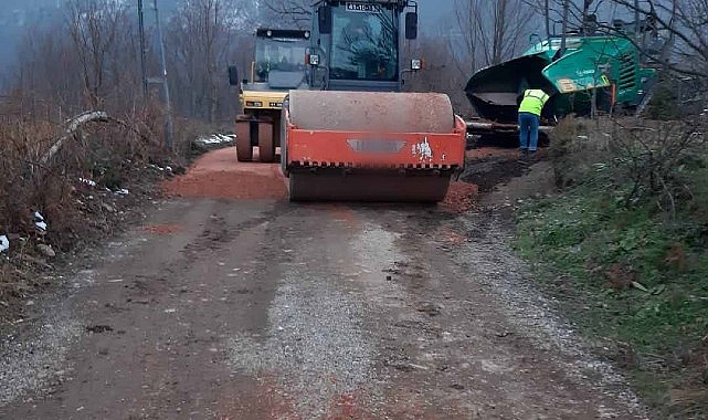 Yol Bakım Timi köy yollarını asfaltlıyor