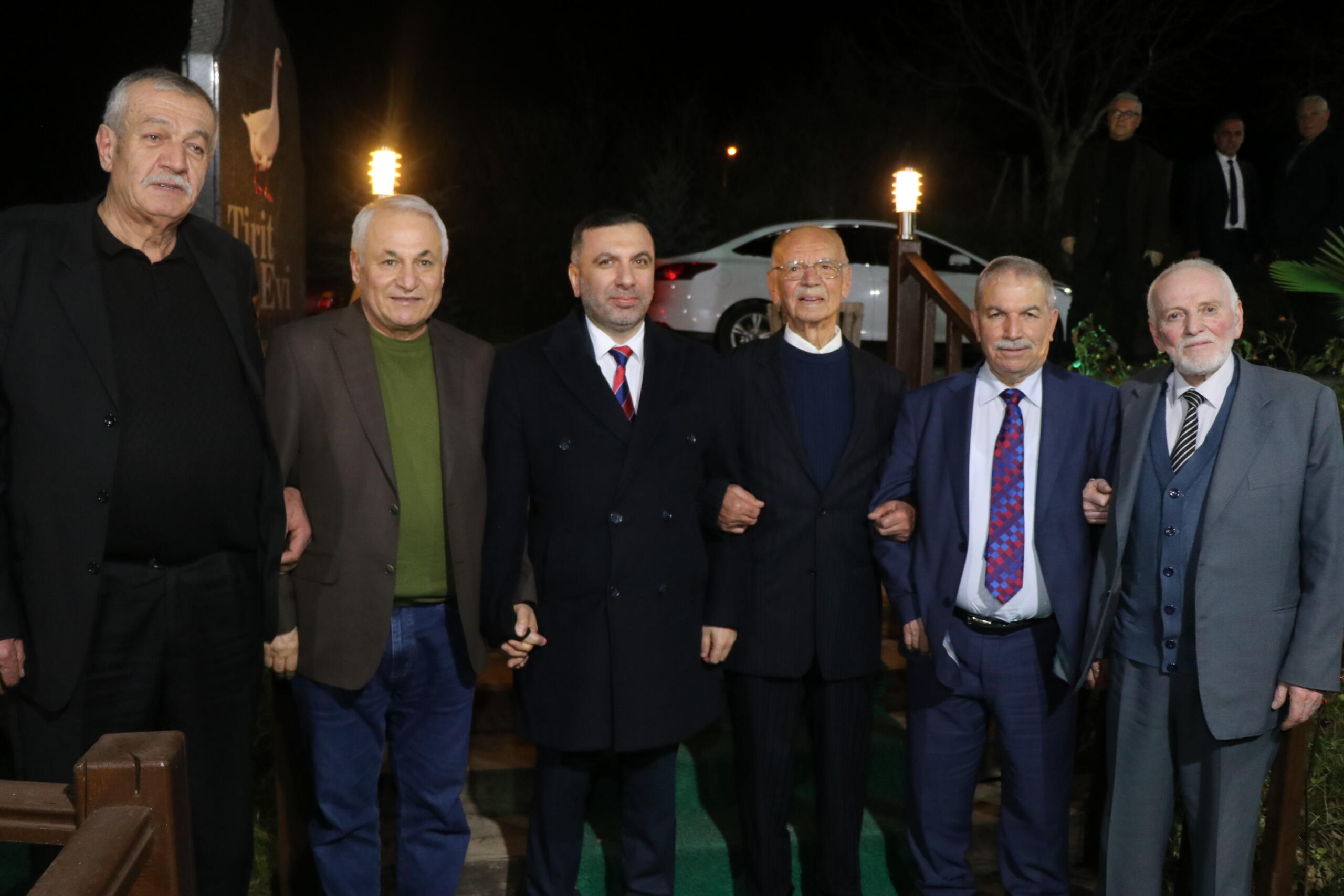 SARICAOĞLU’NDAN VEFA KAVAK’A HİZMET EDEN BAŞKANLARI BULUŞTURDU