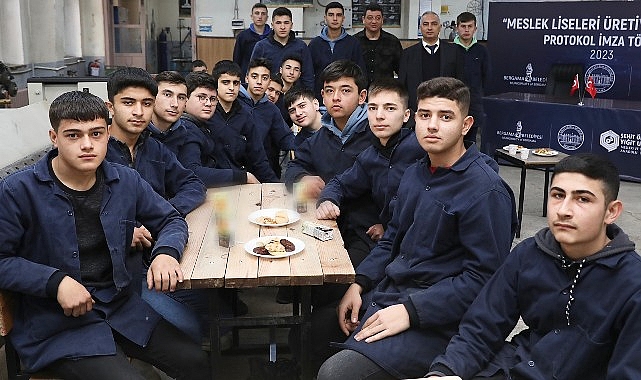 Bergama’nın parklarını öğrencilerin yaptığı banklar süsleyecek