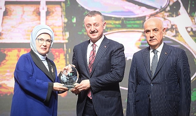 Emine Erdoğan’dan Başkan Büyükakın’a teşekkür plaketi