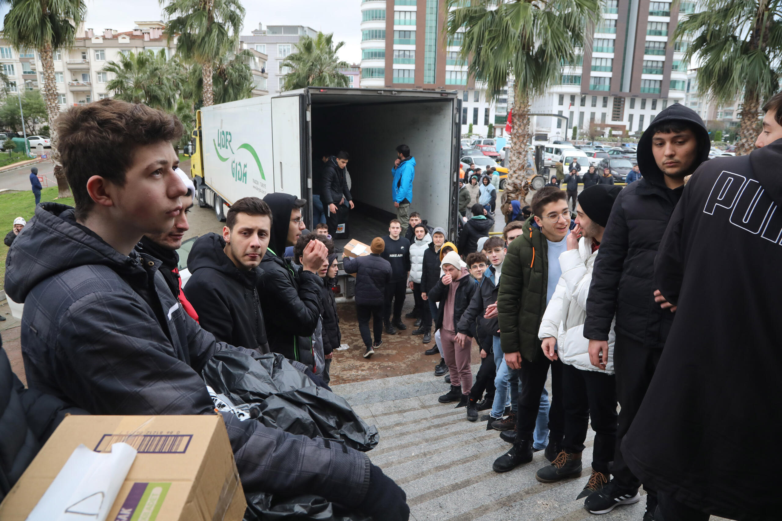 Yüzlerce gönüllü 48 saattir uyumadan çalıştı 