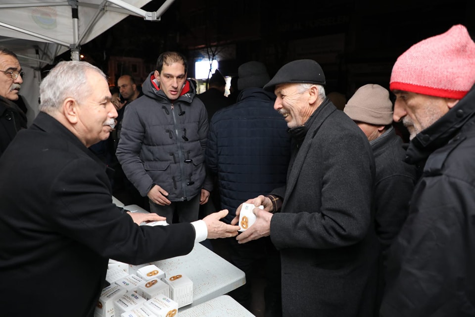 İLKADIM BELEDİYESİ  BÜYÜK CAMİ’İNDE VATANDAŞLARA KANDİL SİMİDİ DAĞITTI