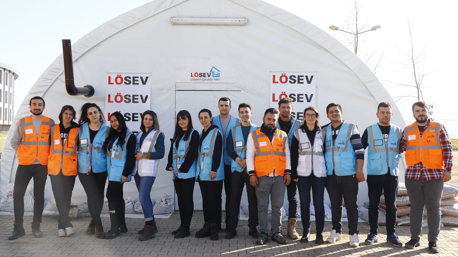 LÖSEV depremzedelerin yanında