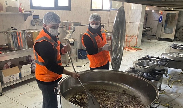 Buca Belediyesi afet bölgesinde mobil mutfak kurdu