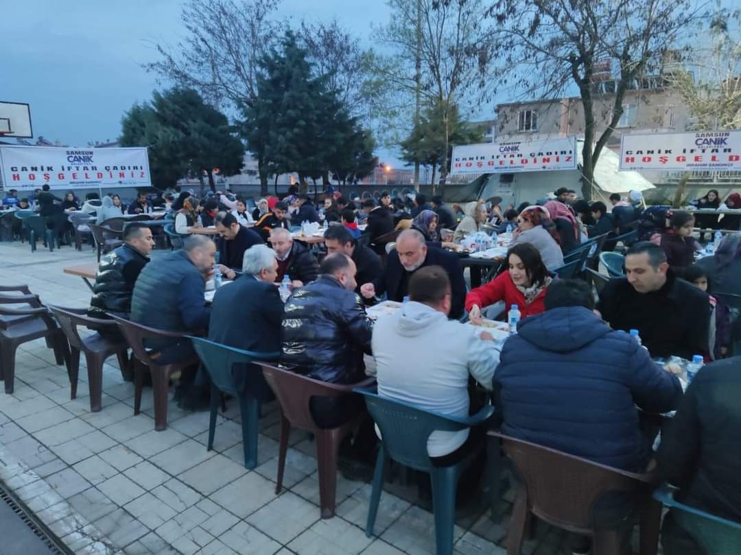 Başkan Sandıkçı Deprem Bölgesinde Depremzedelerle İftar Yaptı