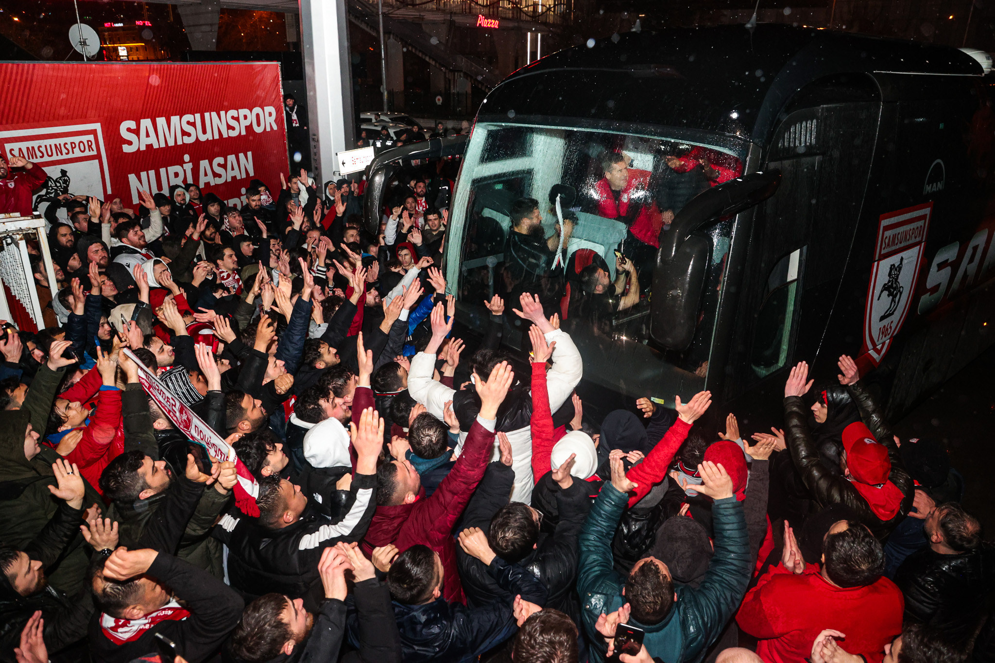 BÜYÜK SAMSUNSPOR TARAFTARI TAKIMIMIZI MEŞALELERLE KARŞILADI