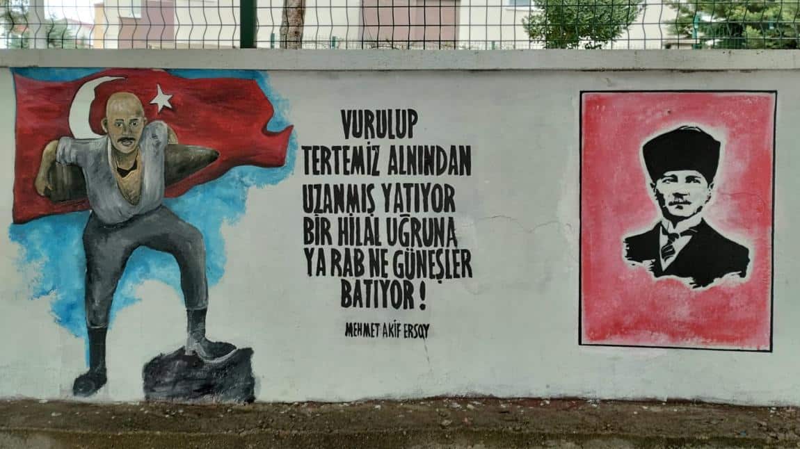 O OKULUN BAHÇE DUVARLARI RESİMLERLE GÜZELLEŞTİRİLDİ