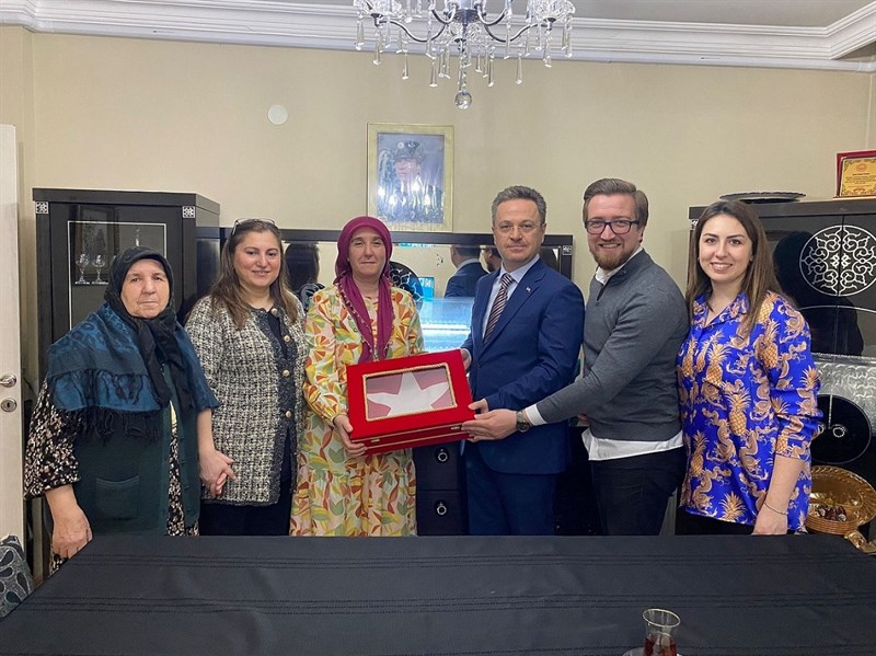 Giresun Valisi Enver Ünlü ve eşi Sema Ünlü Hanımefendi, iftarda Şehit Polis Memuru Murat Şengül’ün ailesine konuk oldu.