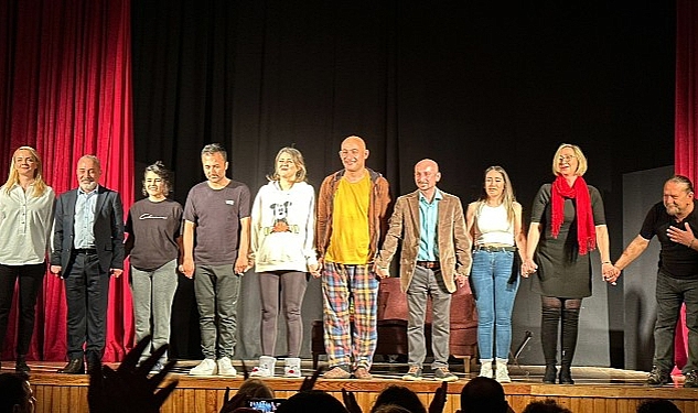 ”Haybeden Gerçeküstü Aşk” Foçalı Tiyatroseverleri Güldürdü