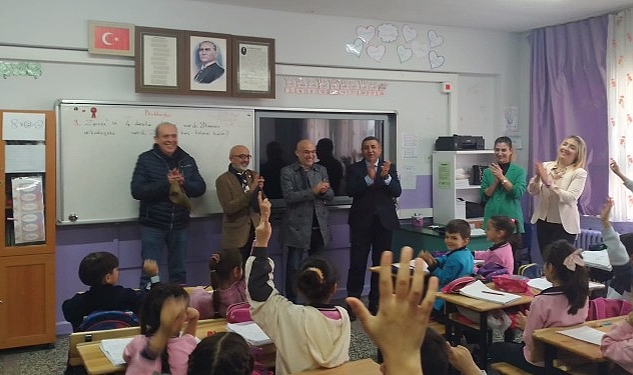 İzmir Fenerbahçeliler Derneği’nden bin 500 öğrenciye bayramlık kıyafet!