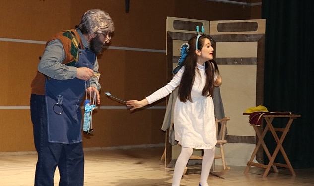 Nevşehir Belediyesi Şehir Tiyatrosu oyuncuları, okullarda ‘Pinokyo’ adlı oyunlarını sahnelemeyi sürdürüyor