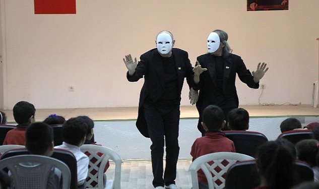 Yakup Abdal Mahallesi’nde Çocuklara Pandomim Gösterisi