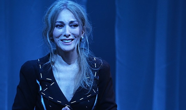 Zerrin Tekindor’un tek kişilik performansı “TOZ” ENKA Sanat’ta