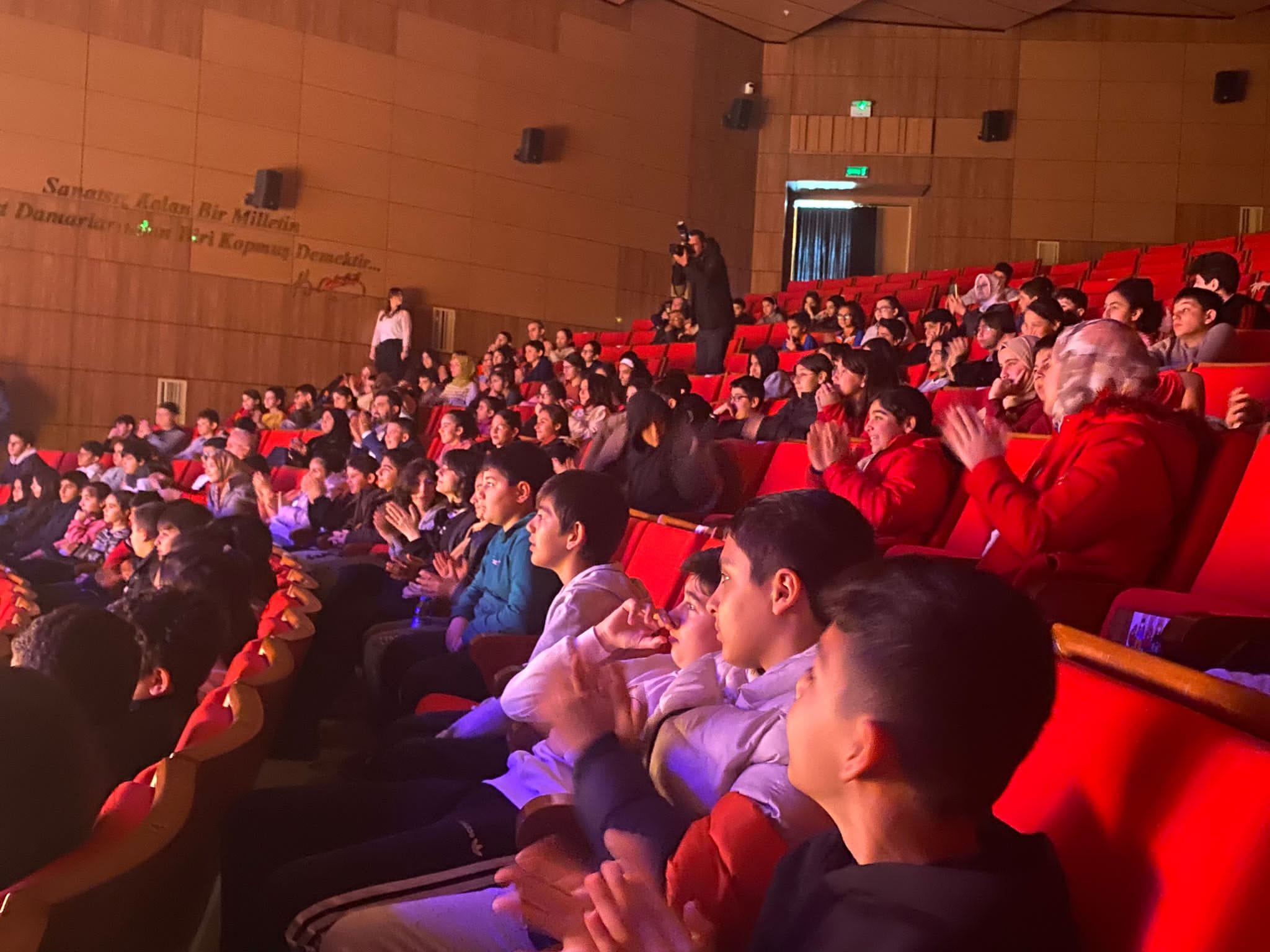 DEPREMZEDE ÖĞRENCİLER ATAKUM’DA TİYATRO İZLEDİ