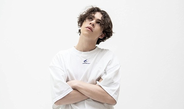 Alper Erözer, “Rezil Herif” Adlı Yeni Şarkısını Müzikseverlerle Buluşturdu