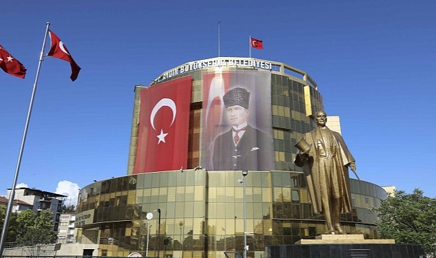 Aydın Büyükşehir Belediyesi, çalışanlarının en düşük maaşı asgari ücretin yüzde 40 fazlası olan 12 bin 50 lira yaptı