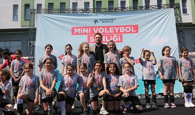 Küçükçekmece’deki Voleybol Şenliği’nde 500 Sporcu Mücadele Etti