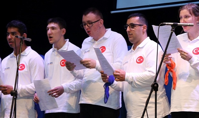 Özel öğrencilerden anlamlı gösteri