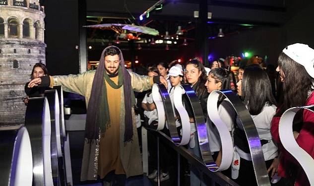 Van Valiliği ve Büyükşehir Belediyesi tarafından açılan “Altın Çağ’da Bilim” sergisi ziyaretçilerini ağırlamaya devam ediyor