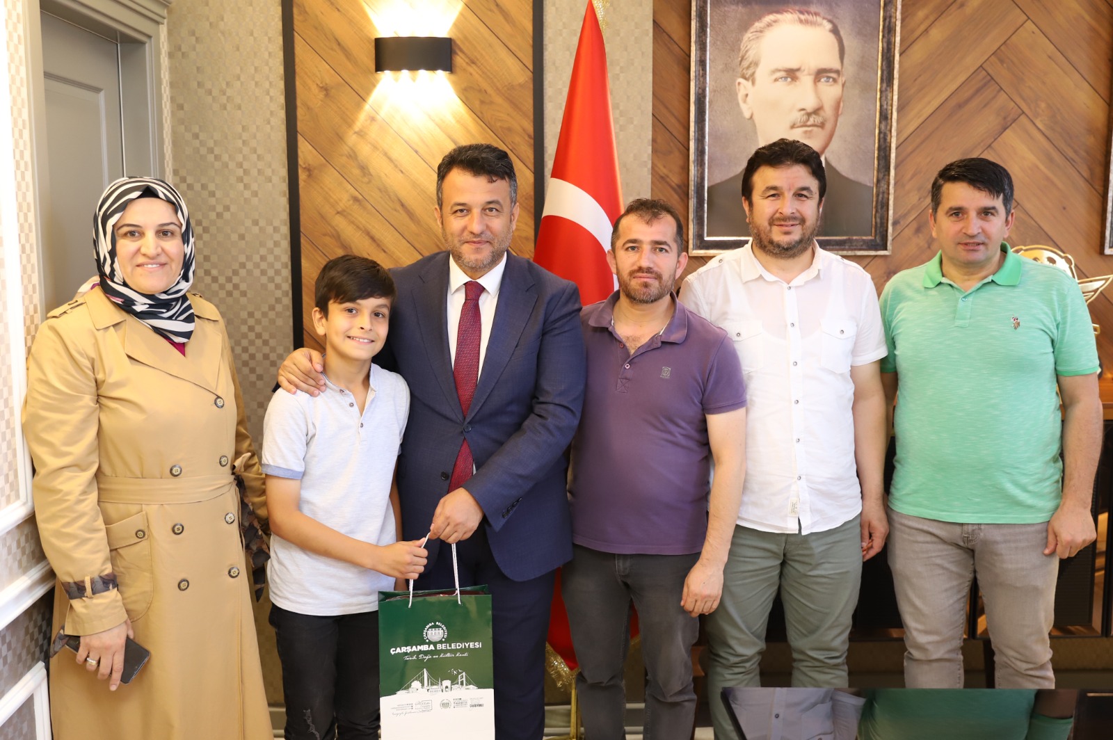 ÇEVRECİ ÇOCUKLAR BAŞKAN DOĞAN’DAN ÖDÜLLERİNİ ALDI