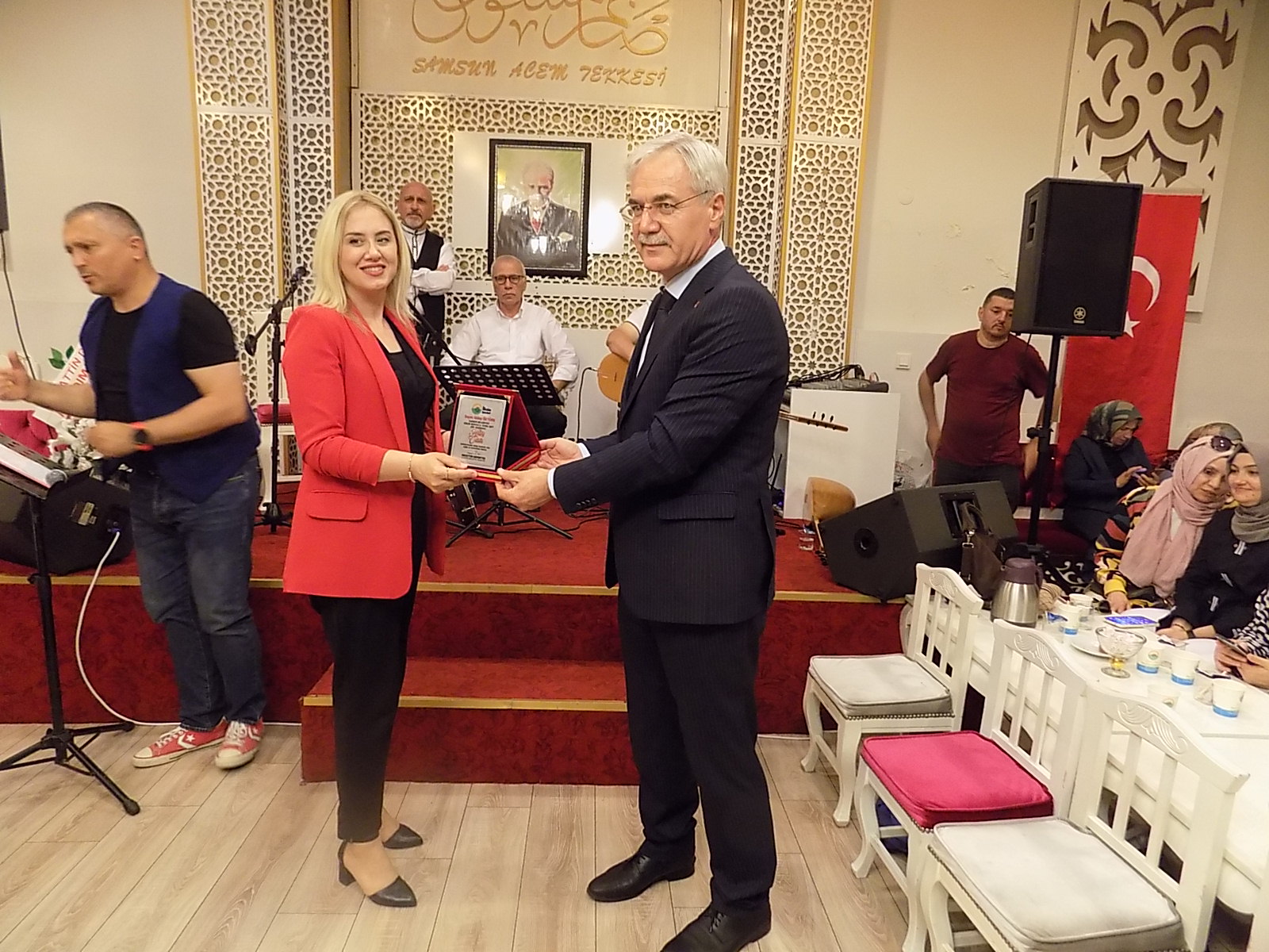 SAMSUNLU ŞAİR GÜLAY ÖĞRETMENE CEMAL SAFİ ÖDÜLÜ