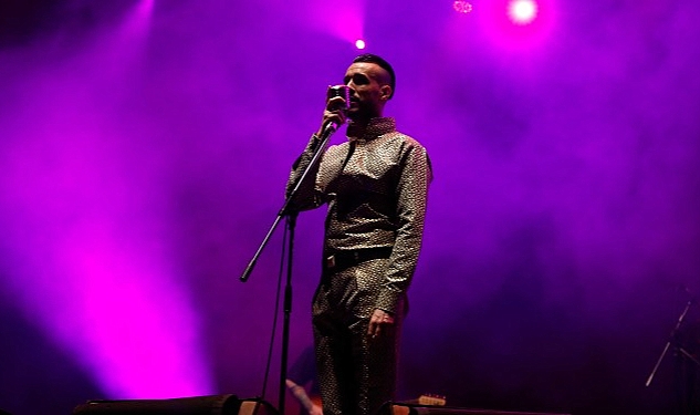 Cem Adrian’dan Duygu Yüklü Bir Sahne Performansı