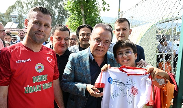 Çiftçi Kupası’nın başlama vuruşunu Başkan Böcek yaptı