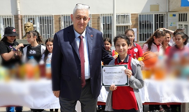 Gemlik’te duyarlı öğrenciler körfezin kirlenmesini önlüyor