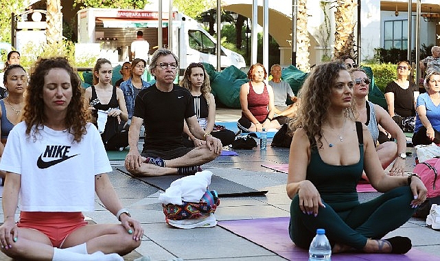 Karşıyaka’da en uzun güne yoga ile başladılar