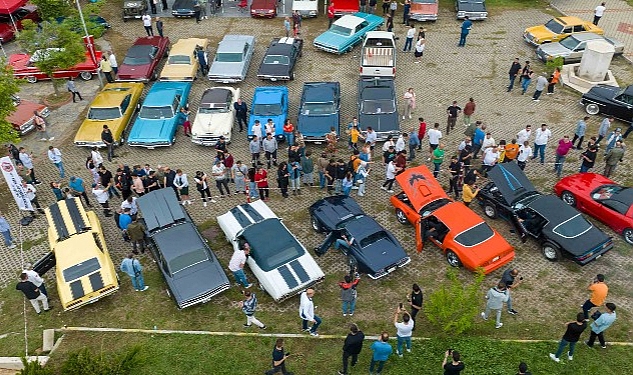 Klasik otomobil tutkunları Buca’da buluştu