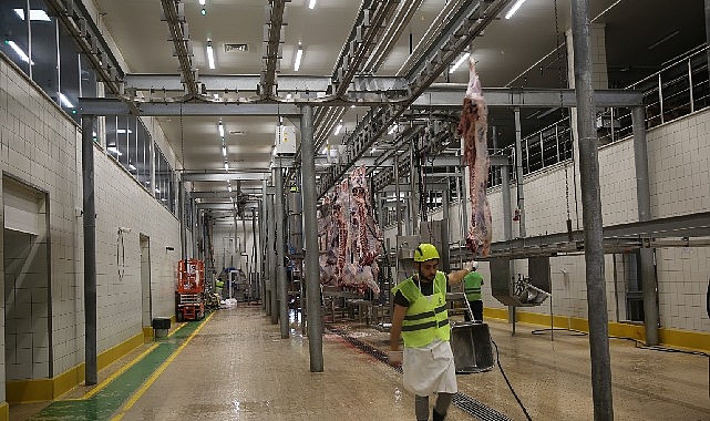 Modern kesimhanede tekbirlerle kesim yapılıyor